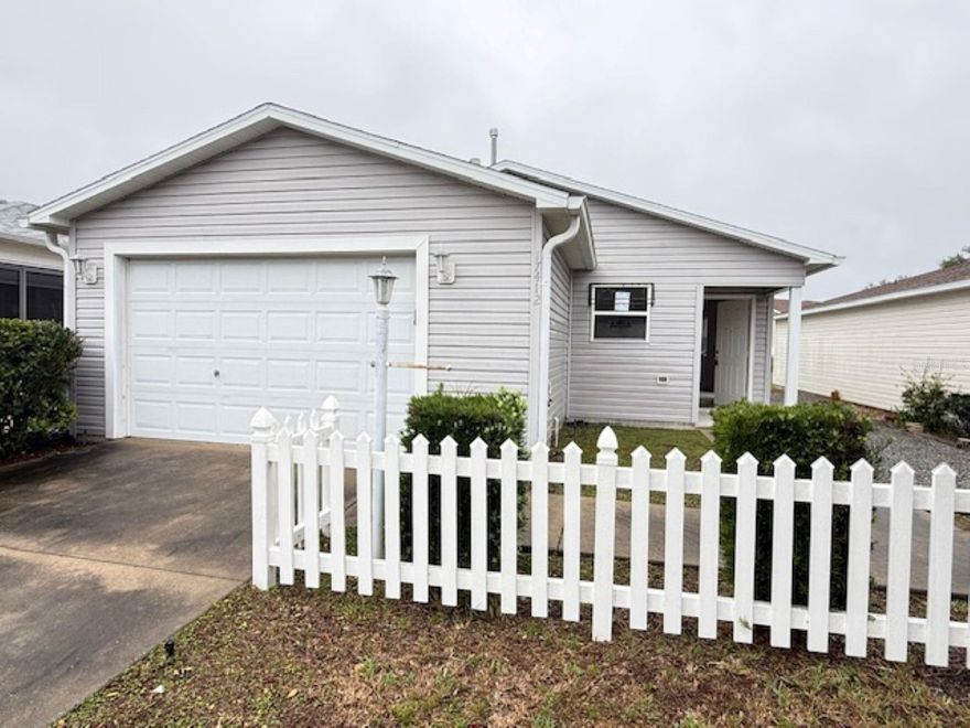 If you are looking for an active retirement lifestyle, you can't beat this gorgeous Villages home.  This 1 bd/1ba cozy home features an open floor plan with an abundance of light.  The Jack and Jill bath allows this to function as a guest bath and an ensuite bath.  It is located just mintues away from The Nancy Lopez Country Club featuring executive, world renowned golf courses, pools, and a host of clubhouse amenities to guarantee the retirement lifestyle you are looking for.  This one could use some TLC but it is priced right.