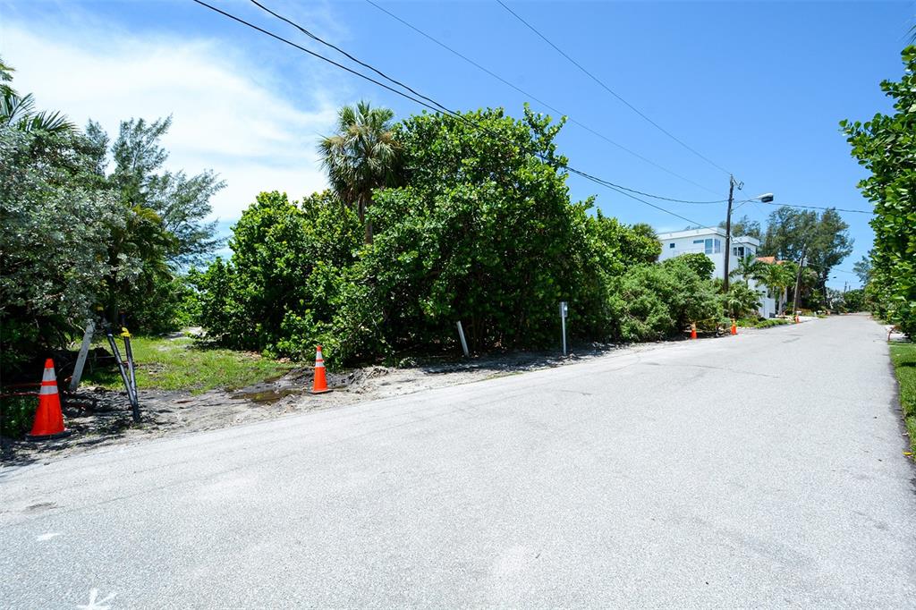 SLEEPY LAGOON - Land