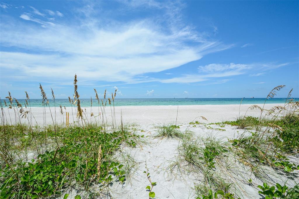 SLEEPY LAGOON - Land