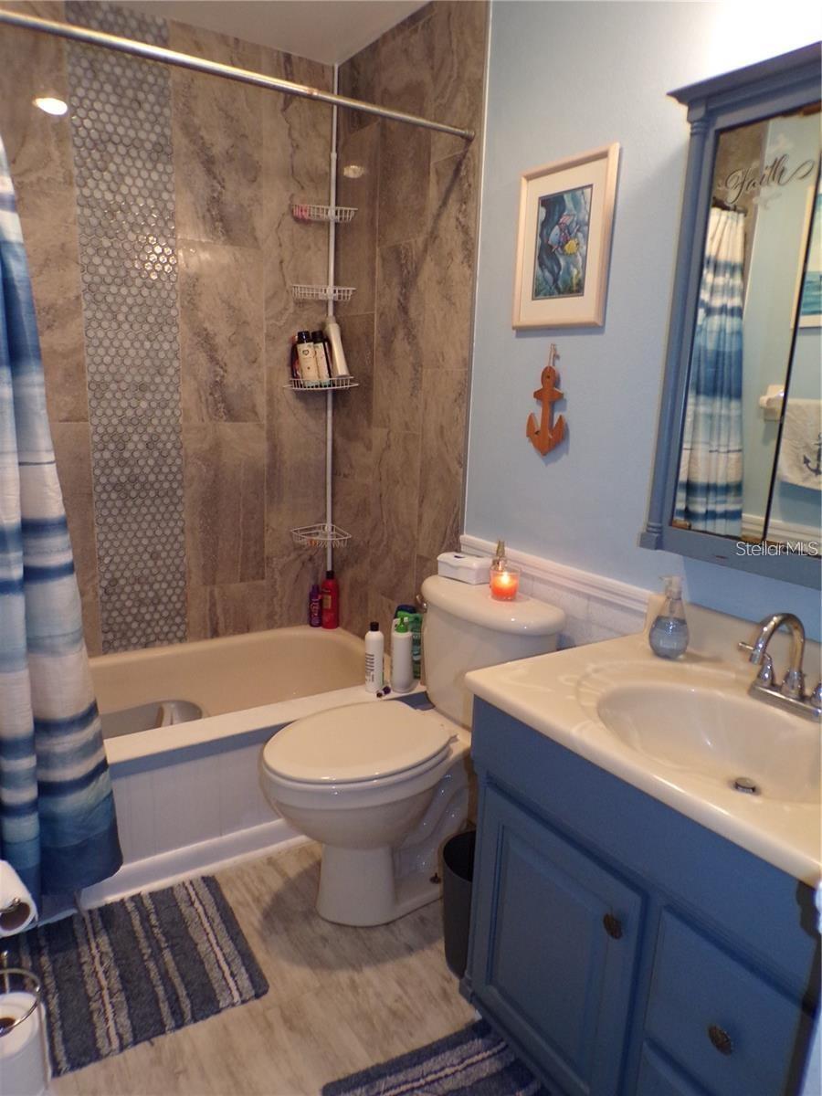 LAKES UNIT II PH I SEC I THE - Residential