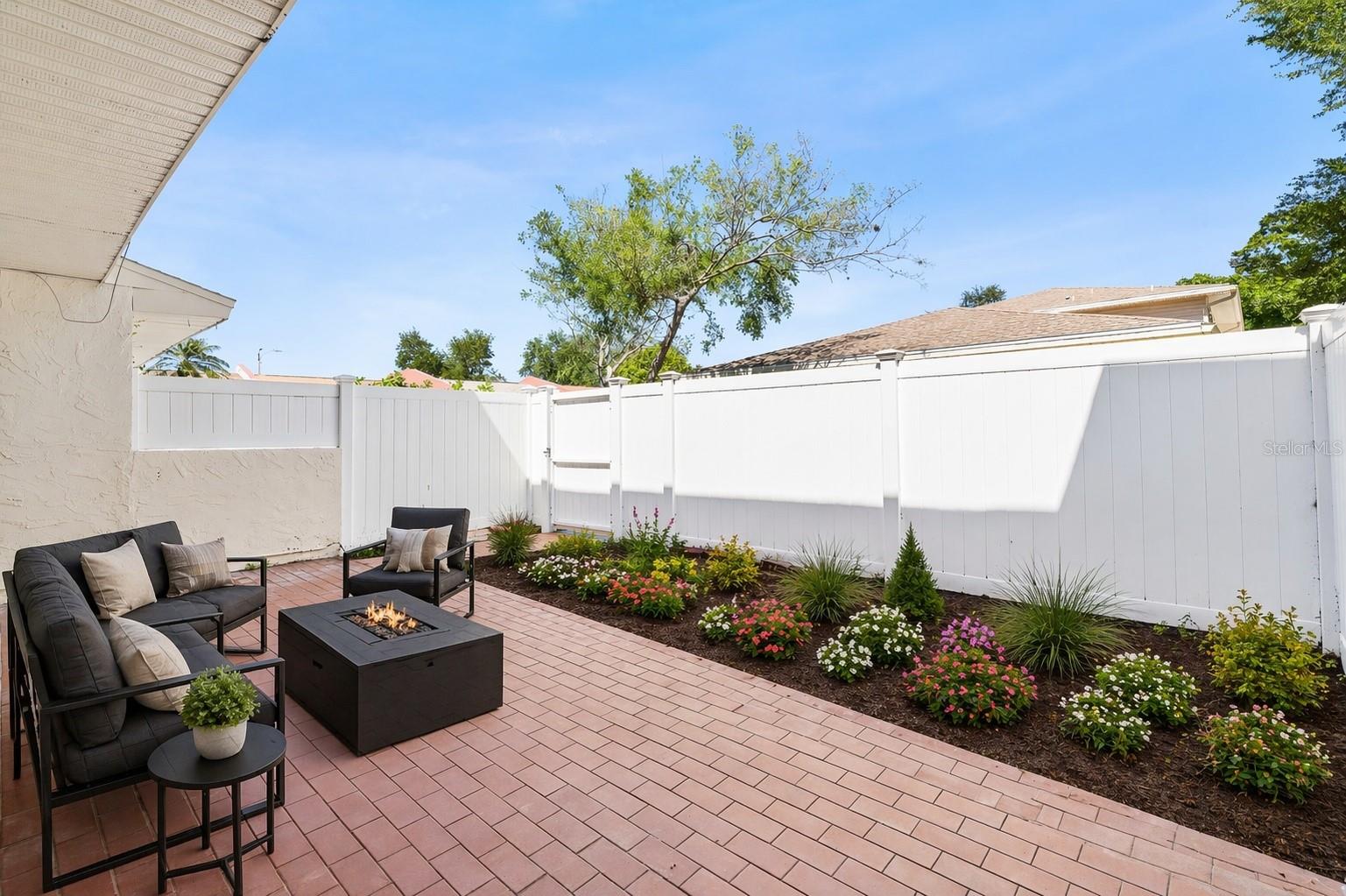 TOWNHOUSES AT BONNIE BAY CONDO - Residential