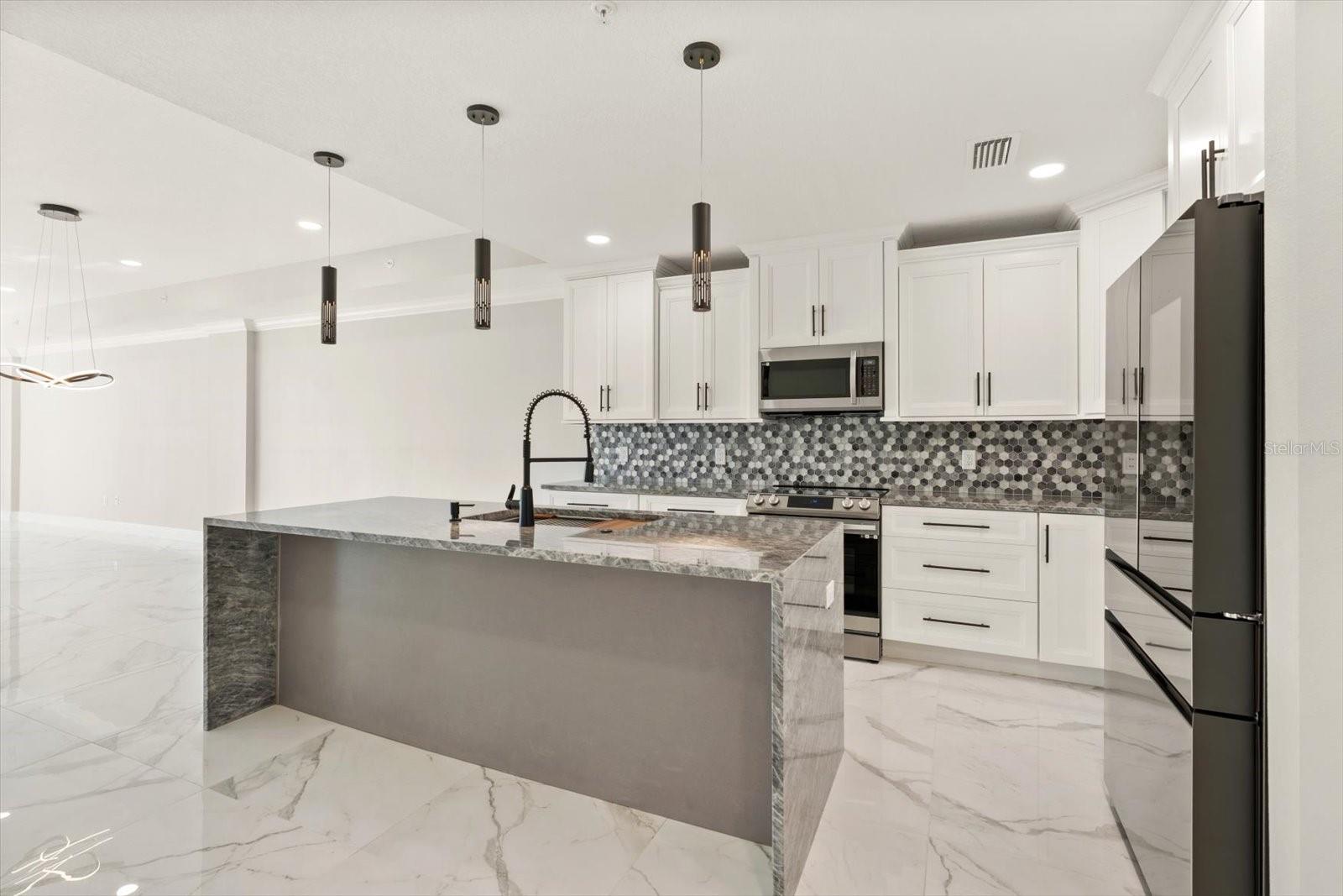 211 DOLPHIN POINT 401