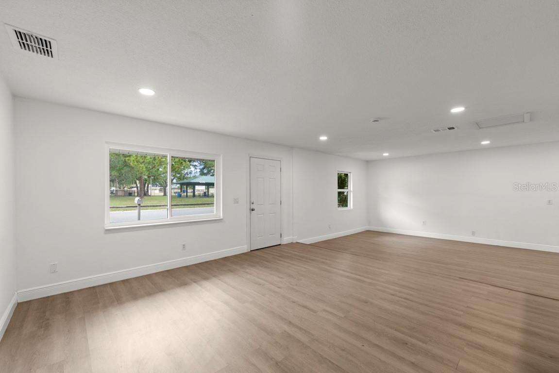1087 SWAN STREET