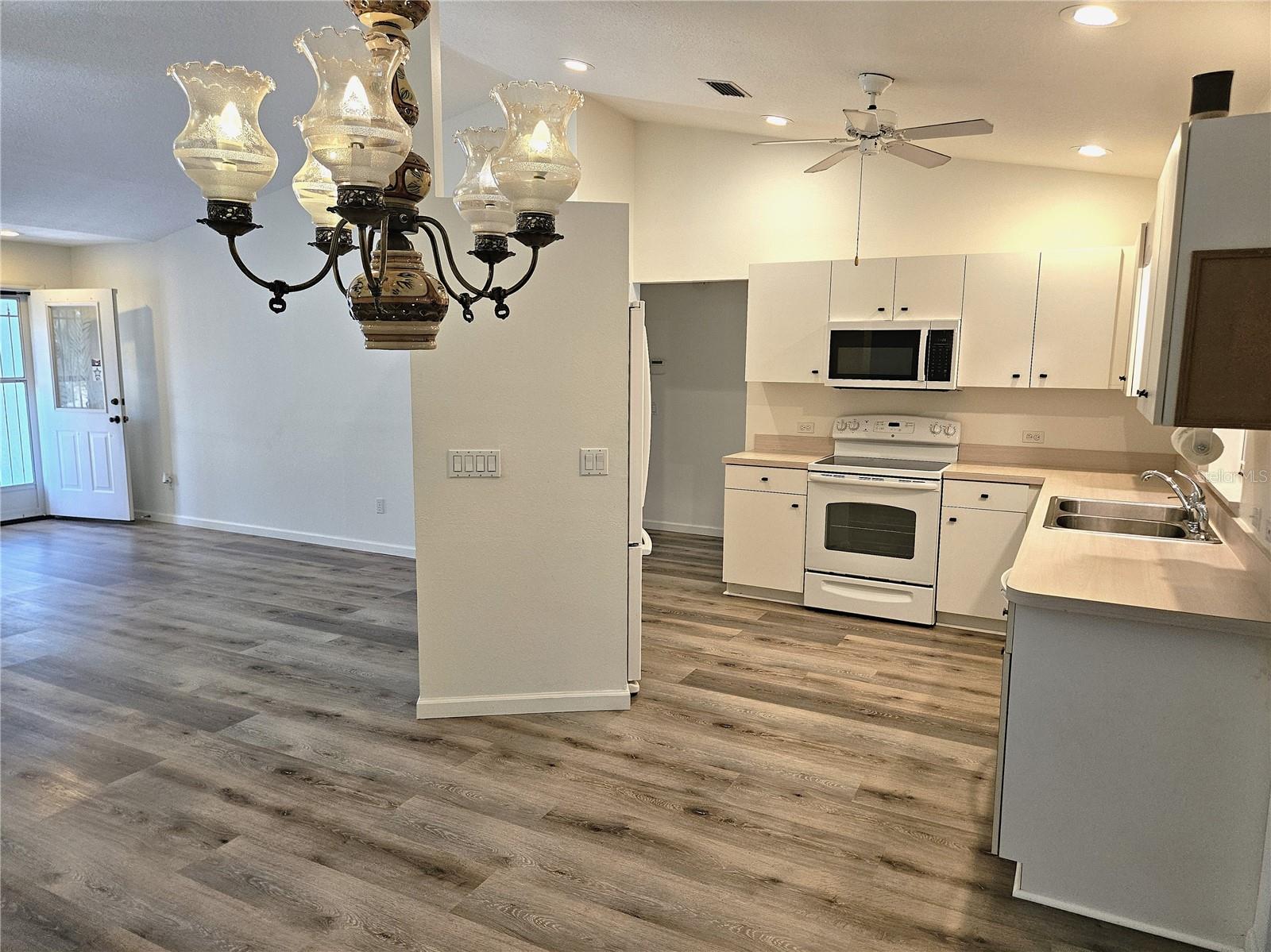 SOUTH VENICE - Residential Lease