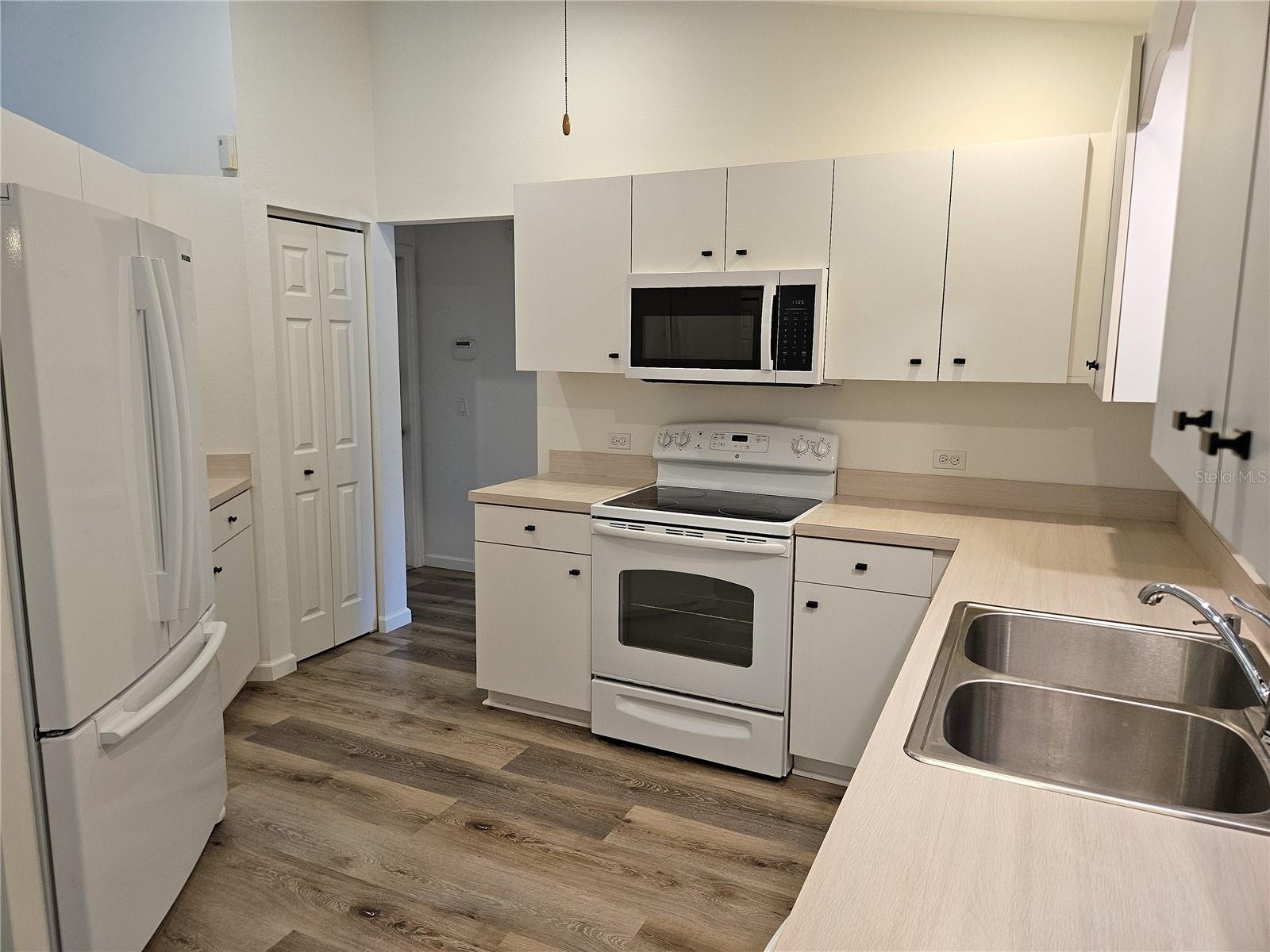 SOUTH VENICE - Residential Lease