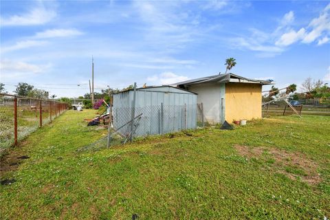 A home in PALMETTO