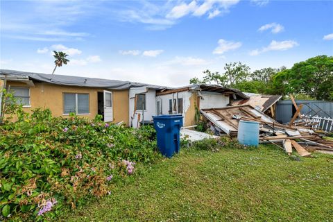 A home in PALMETTO