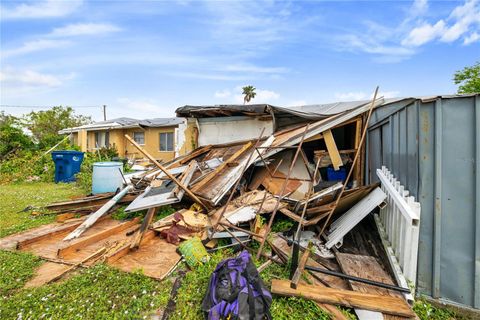 A home in PALMETTO