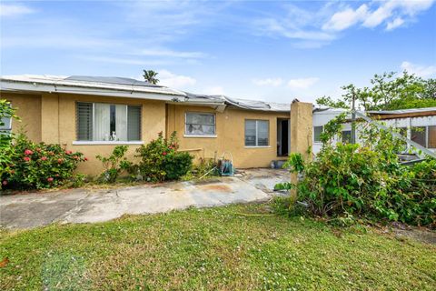 A home in PALMETTO