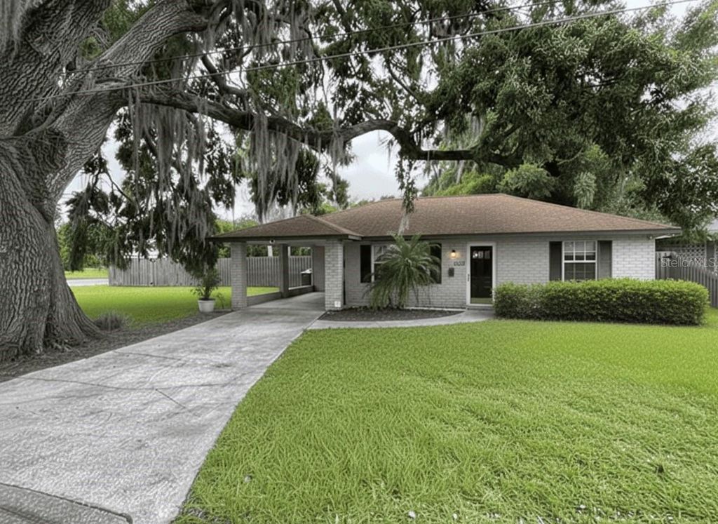 Photo of 1413 Orange Avenue, Tavares, FL 32778 (MLS # G5109537)