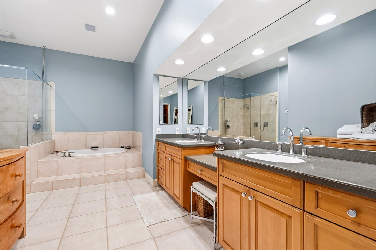 VINOY PLACE CONDO - Residential Lease