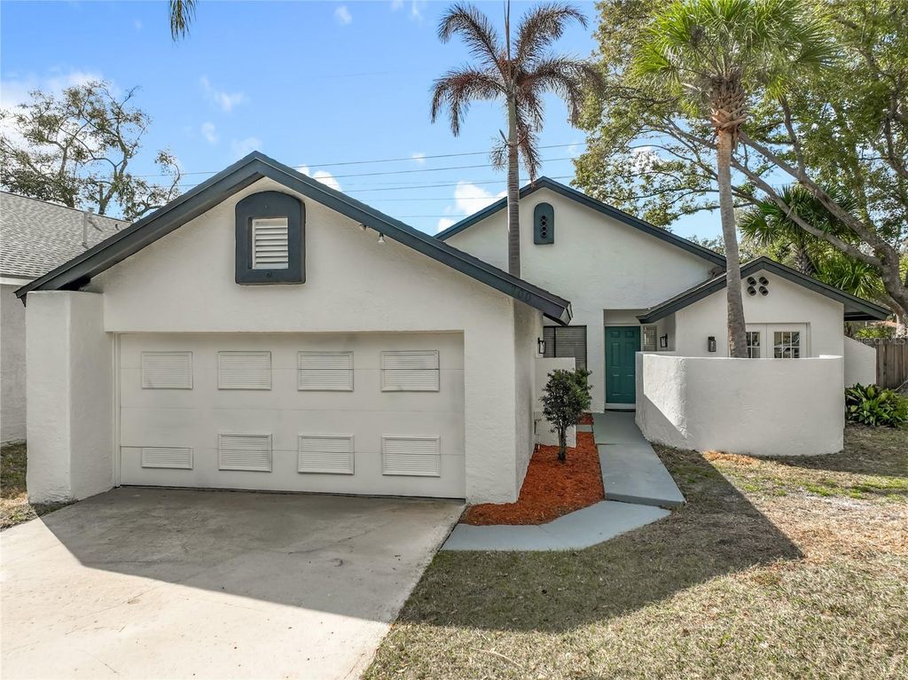 Photo of 700 Lakeside Place, Longwood, FL 32750 (MLS # O6384347)