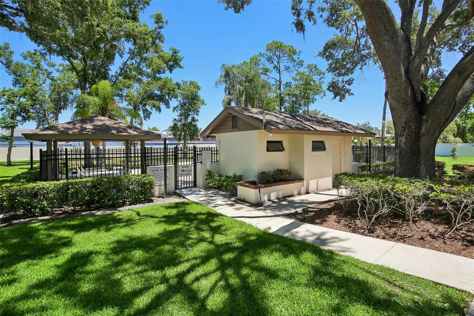 OAK PARK TWNHMS - Residential