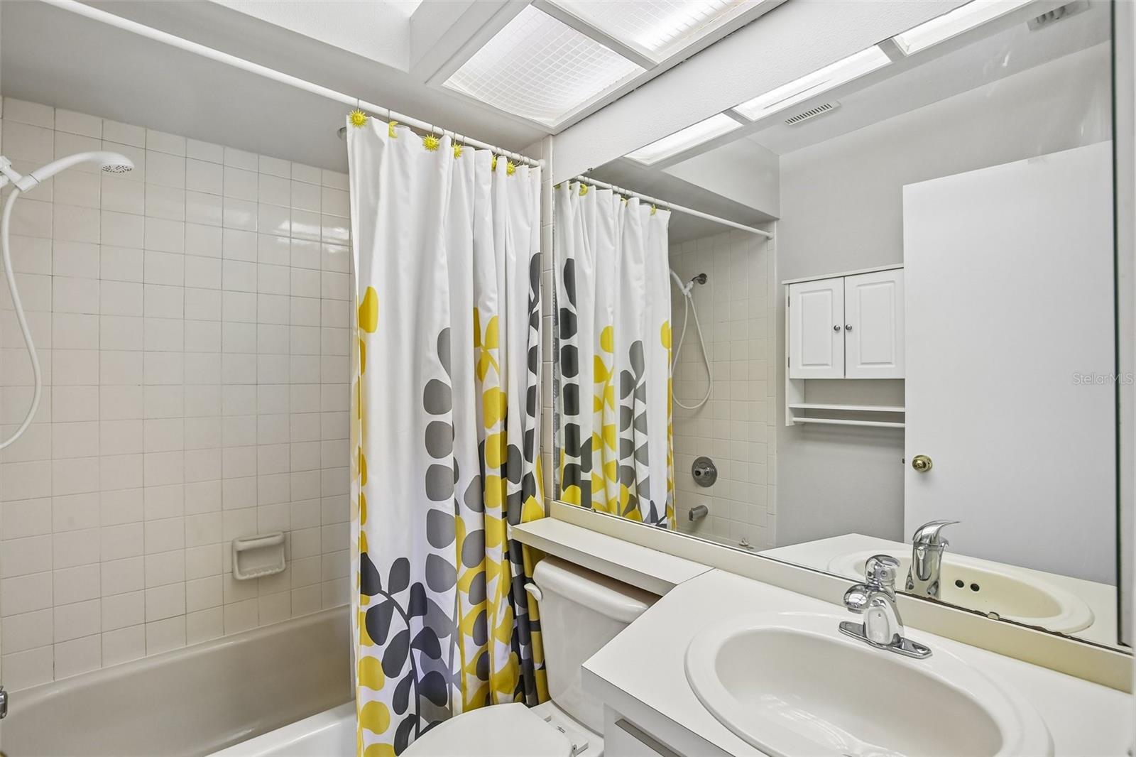 OAK PARK TWNHMS - Residential