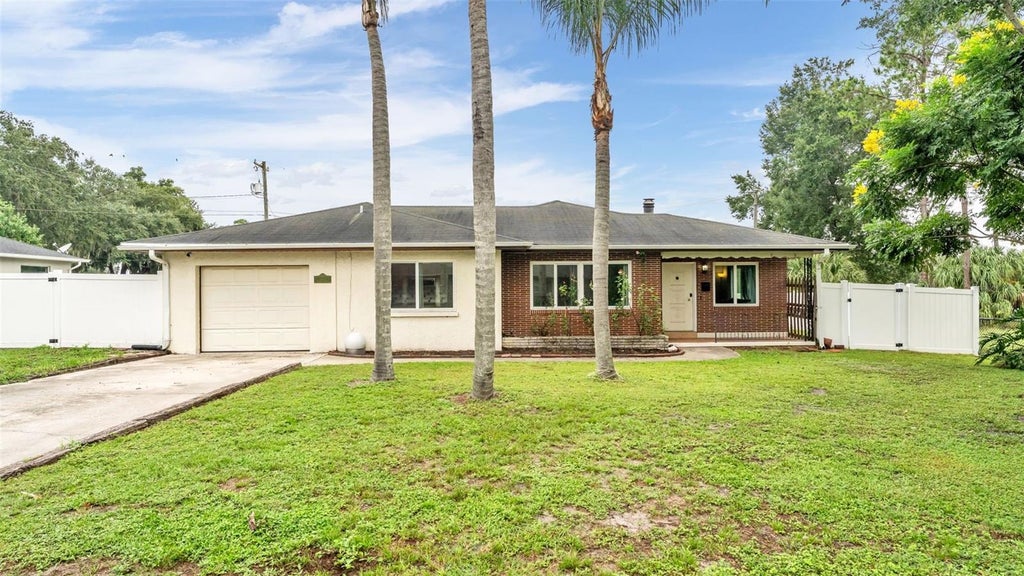 Photo of 1330 Auburn Street, Lakeland, FL 33801 (MLS # L4965614)