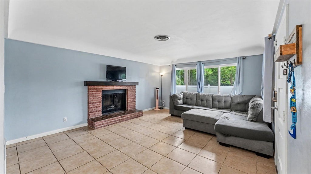 Photo of 1330 Auburn Street, Lakeland, FL 33801 (MLS # L4965614)