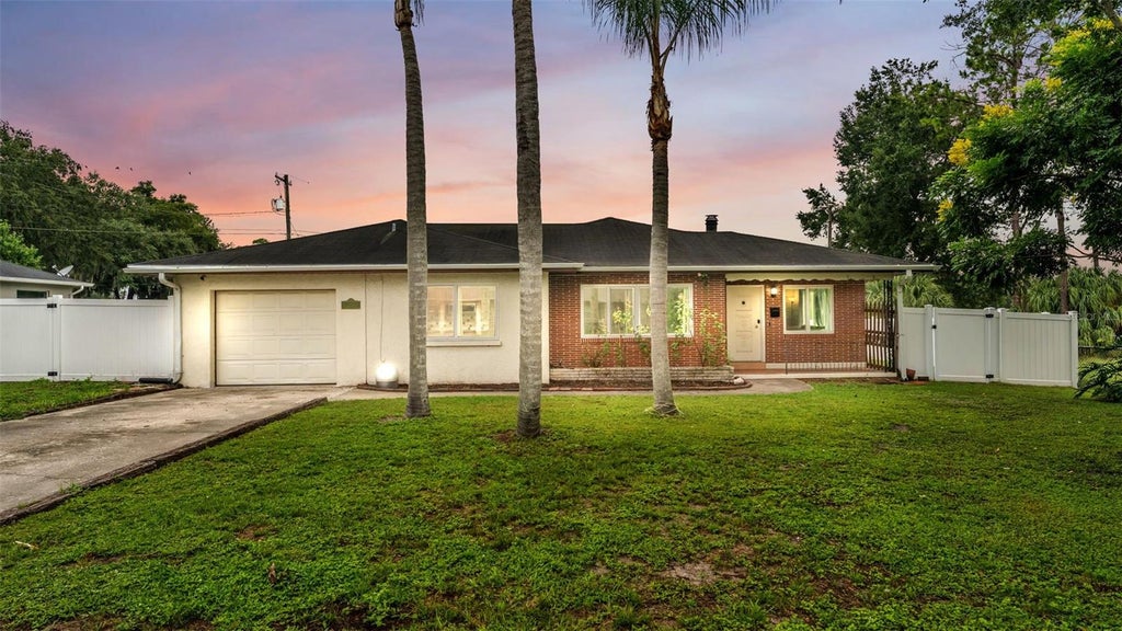 Photo of 1330 Auburn Street, Lakeland, FL 33801 (MLS # L4965614)