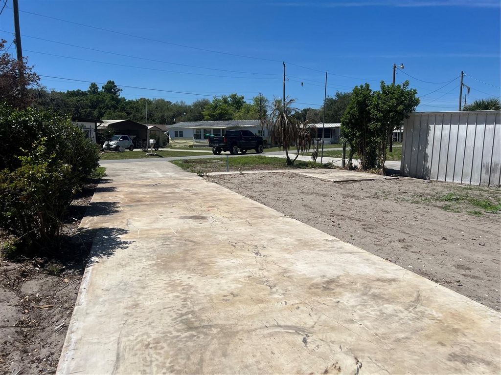 Photo of 948 Cr 461, Lake Panasoffkee, FL 33538 (MLS # G5111147)