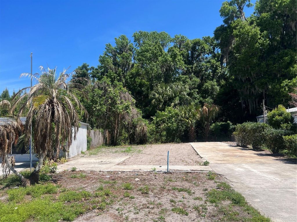 Photo of 948 Cr 461, Lake Panasoffkee, FL 33538 (MLS # G5111147)