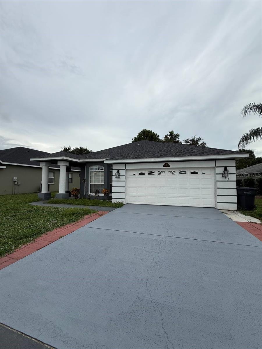 Welcome to this spacious 4-bedroom, 2-bath home located in the peaceful and well-maintained Golf Aire neighborhood in Haines City. The property offers a functional layout with combined living and dining areas, an equipped kitchen, and common spaces ideal for relaxing or entertaining. It features over 1,500 square feet of living space, parking, and convenient access to shopping, dining, and major highways. An excellent opportunity for those seeking comfort and location in Central Florida