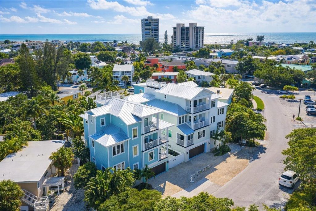 Photo of 332 Avenida De Mayo, Sarasota, FL 34242 (MLS # A4687188)