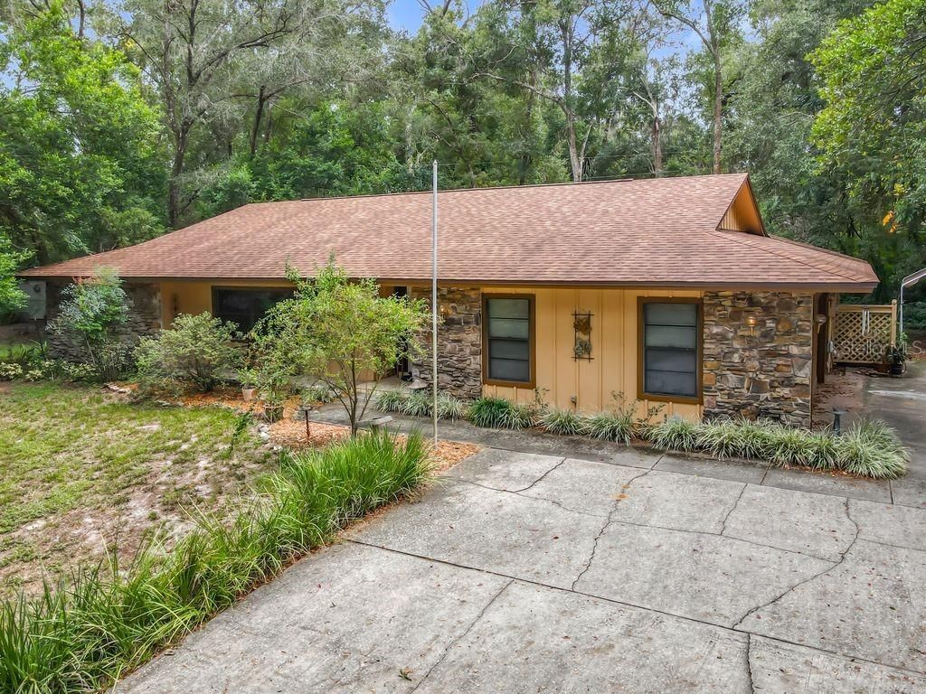 Photo of 1942 Country Club Road, Eustis, FL 32726 (MLS # G5102974)