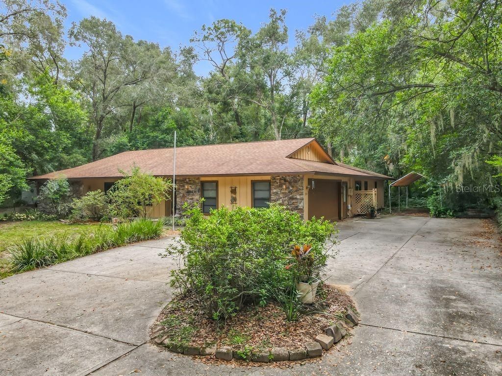 Photo of 1942 Country Club Road, Eustis, FL 32726 (MLS # G5102974)