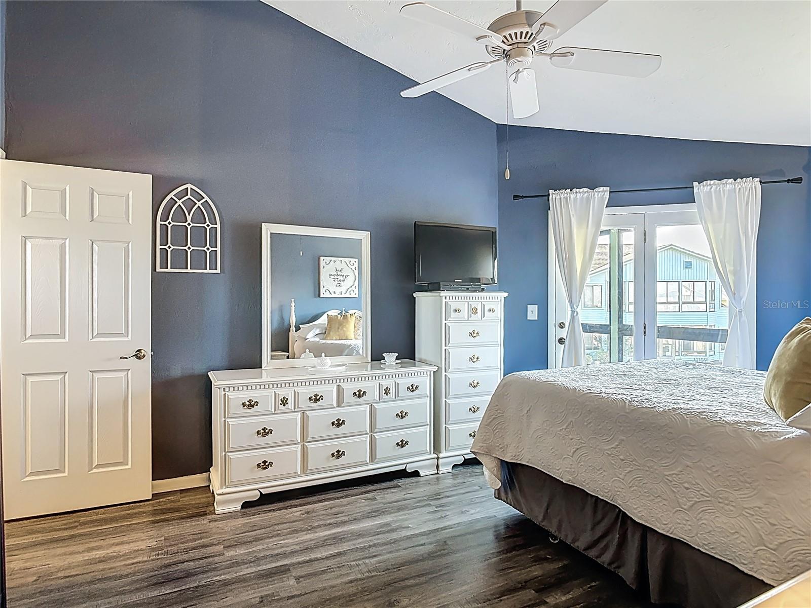 SANDPIPER LAKE AT PELICAN BAY CONDO PH 02-05 - Residential