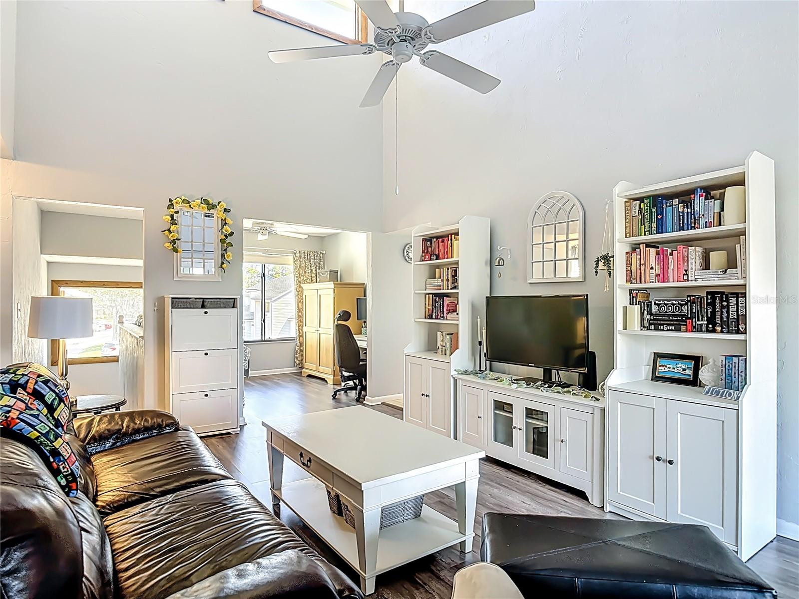 SANDPIPER LAKE AT PELICAN BAY CONDO PH 02-05 - Residential