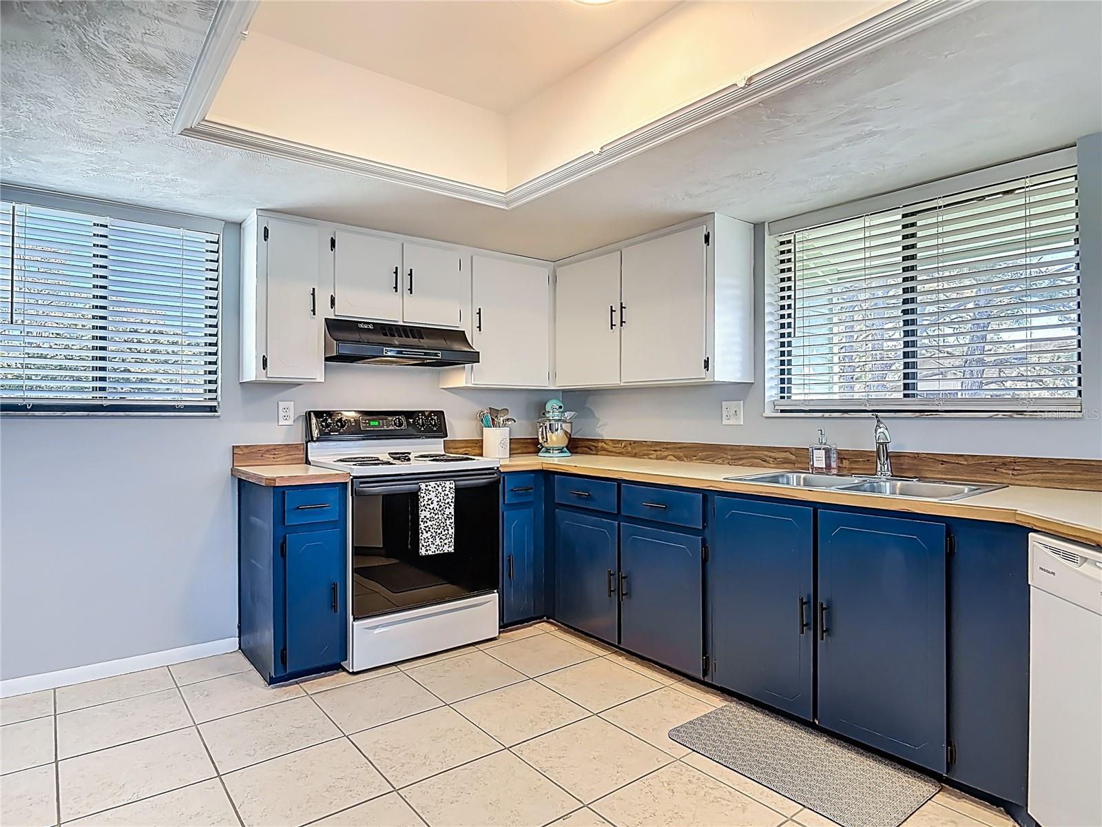 SANDPIPER LAKE AT PELICAN BAY CONDO PH 02-05 - Residential