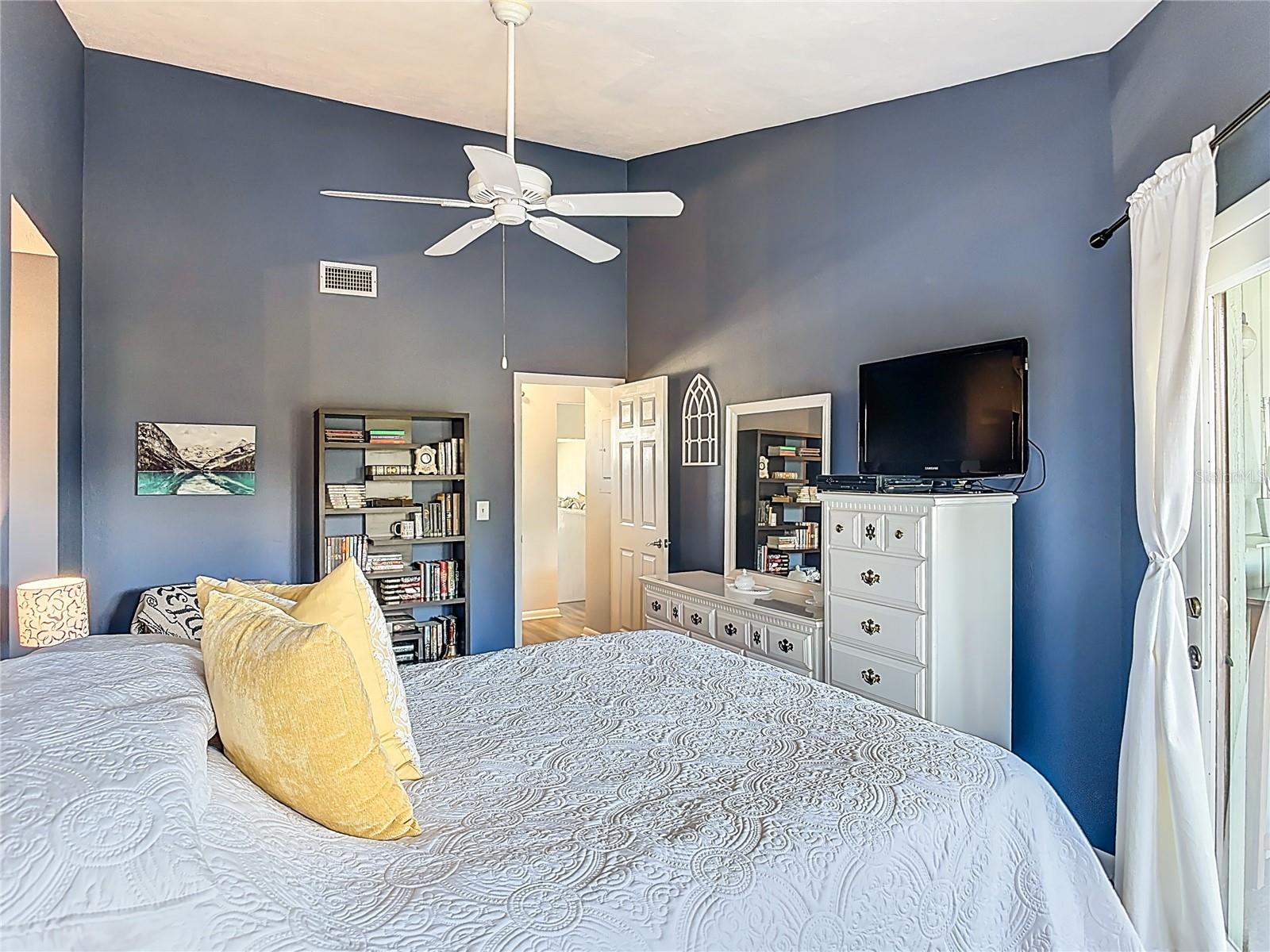 SANDPIPER LAKE AT PELICAN BAY CONDO PH 02-05 - Residential