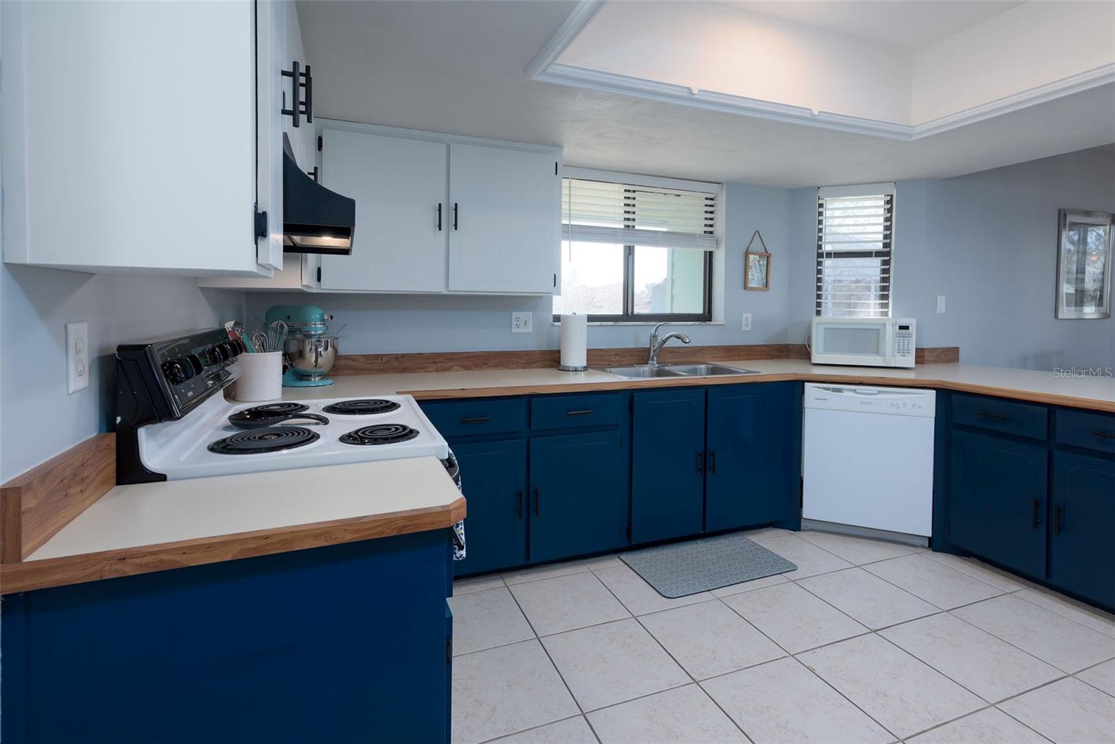 SANDPIPER LAKE AT PELICAN BAY CONDO PH 02-05 - Residential