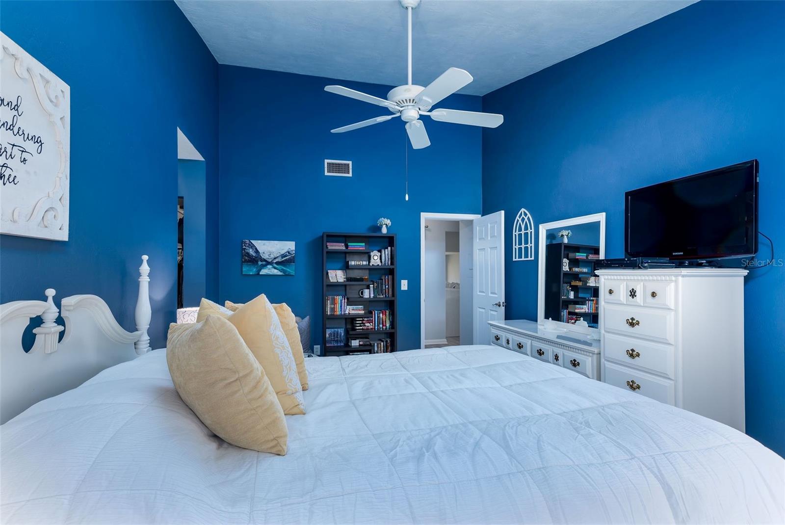 SANDPIPER LAKE AT PELICAN BAY CONDO PH 02-05 - Residential