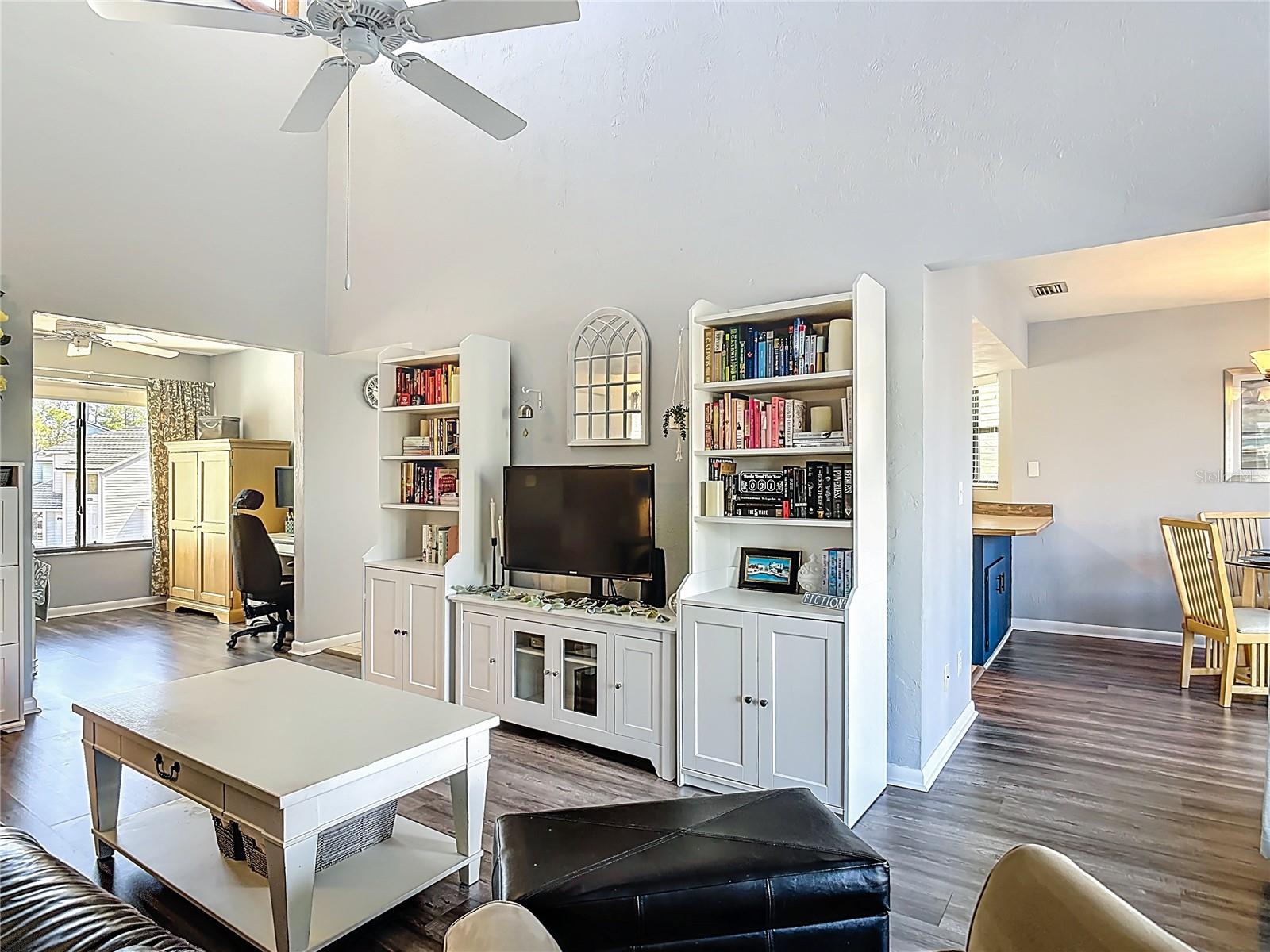 SANDPIPER LAKE AT PELICAN BAY CONDO PH 02-05 - Residential