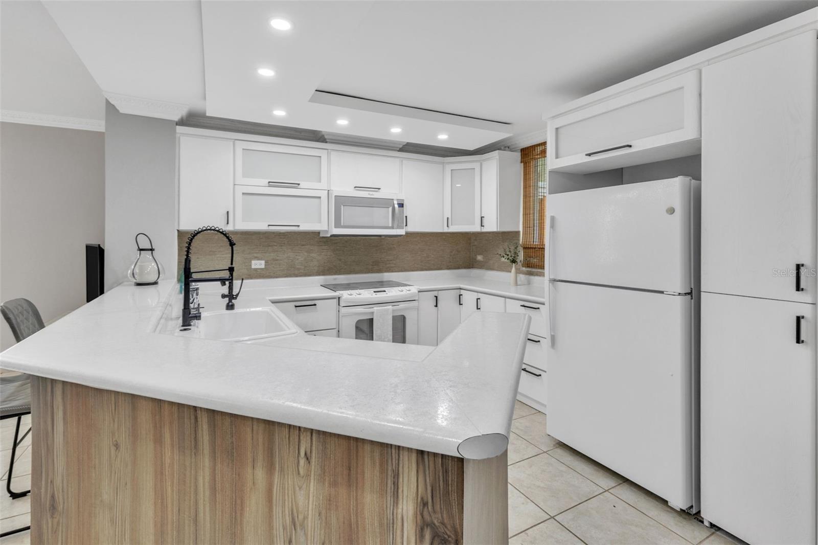 300 OCEAN DRIVE 325