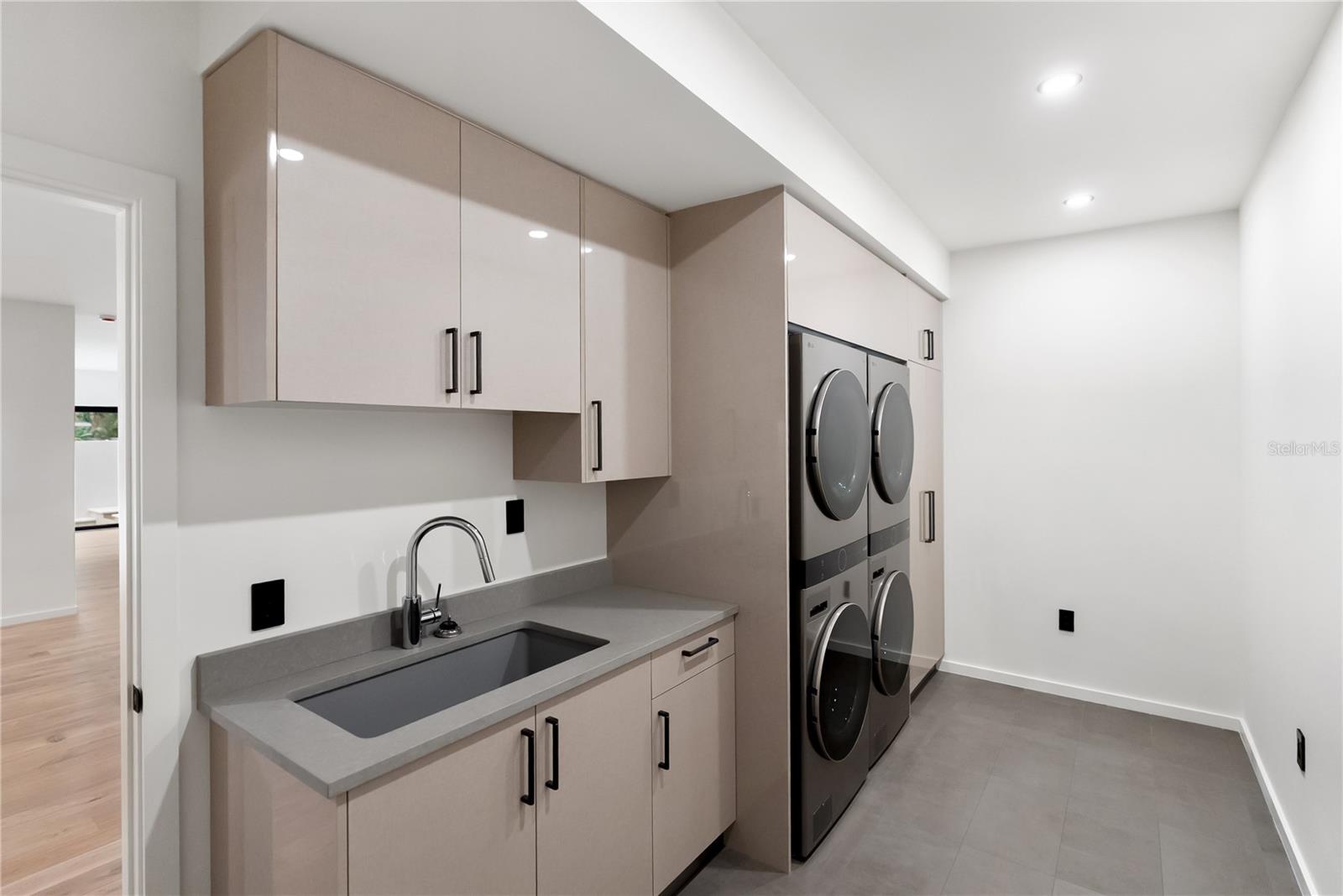 MIDWOOD MANOR - Residential