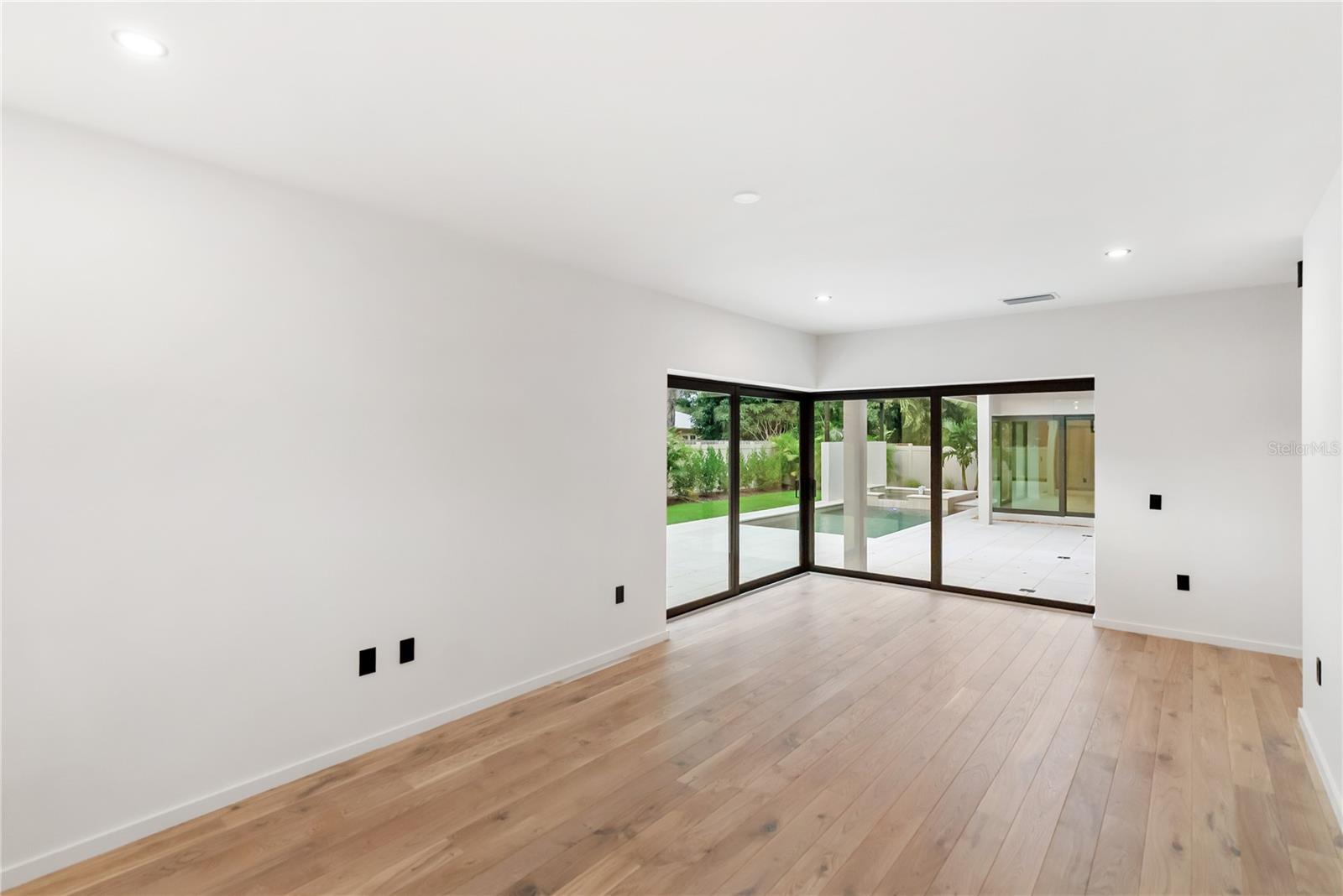 MIDWOOD MANOR - Residential