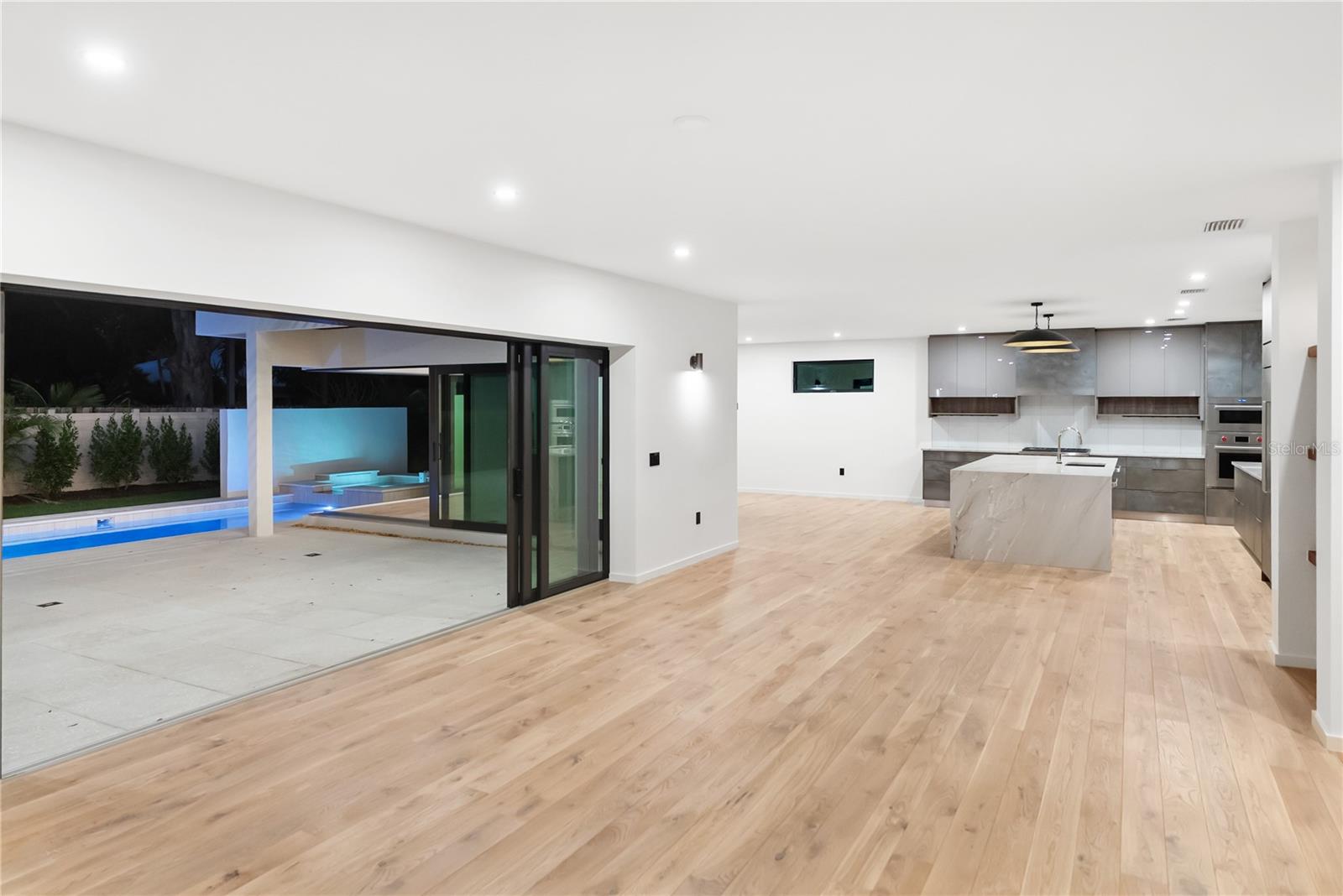 MIDWOOD MANOR - Residential
