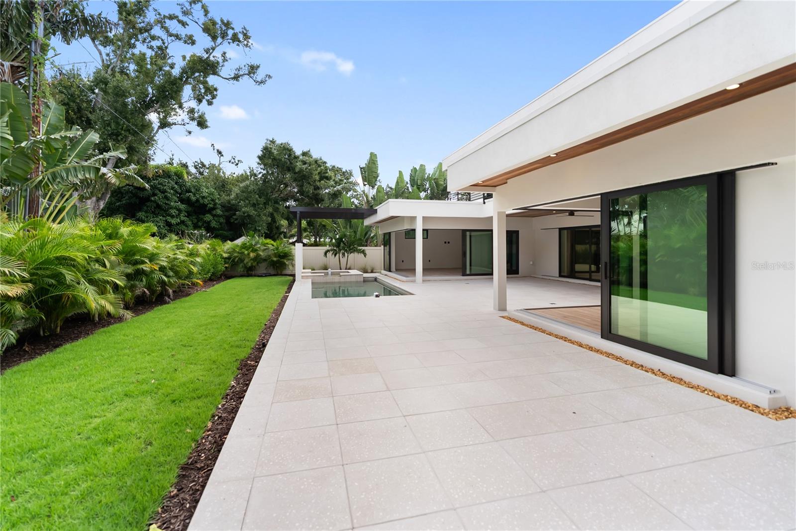 MIDWOOD MANOR - Residential