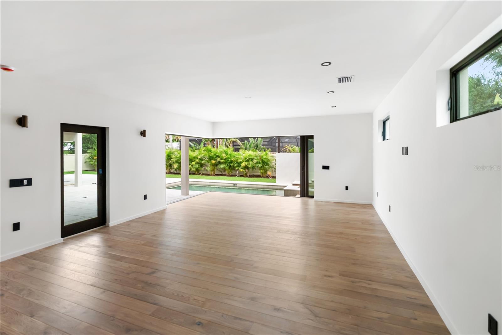 MIDWOOD MANOR - Residential