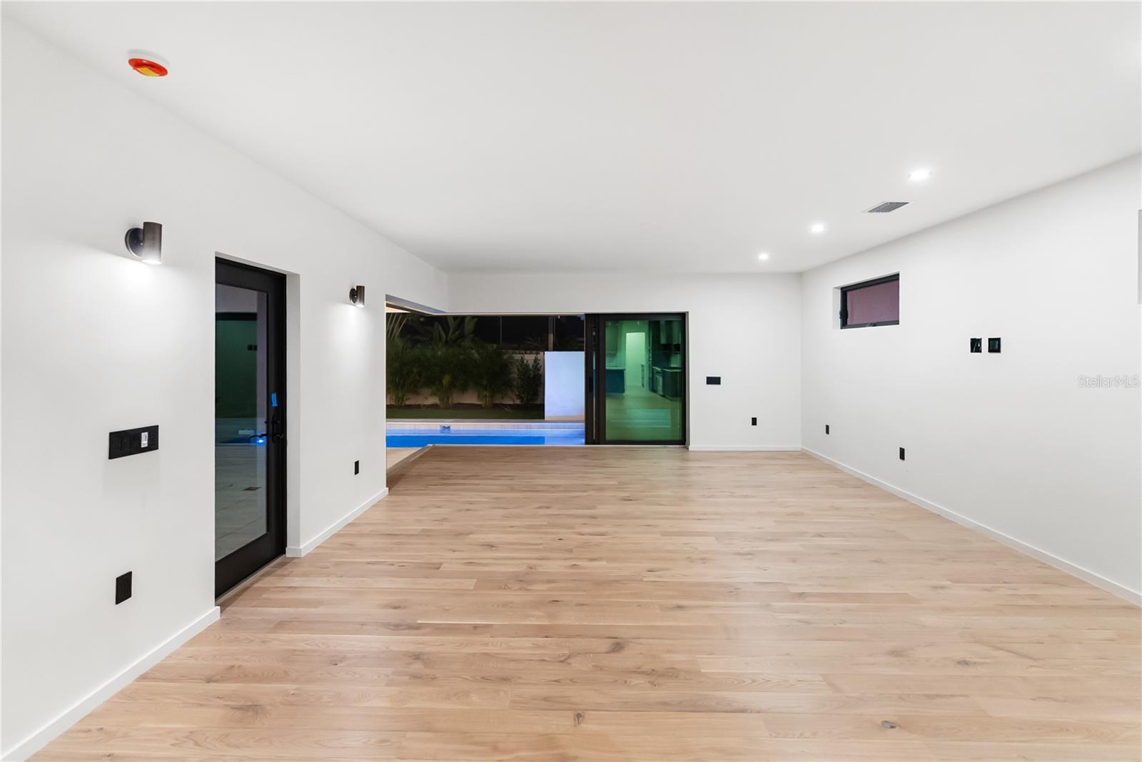 MIDWOOD MANOR - Residential