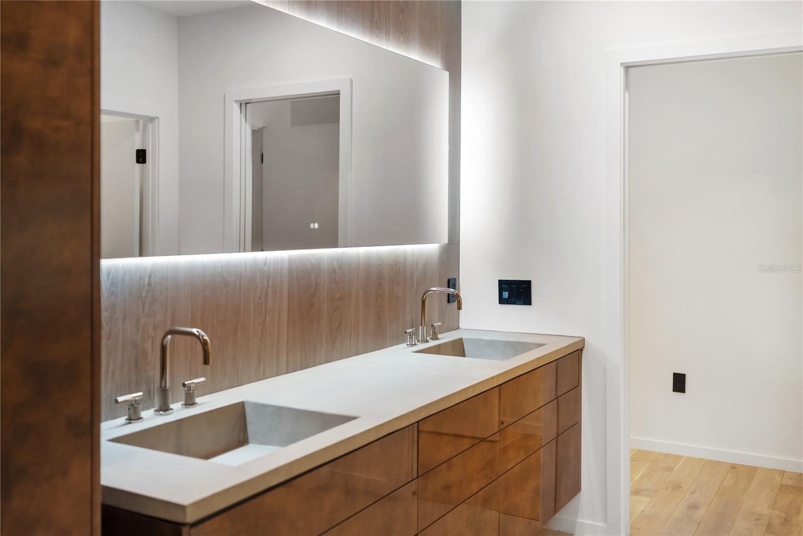 MIDWOOD MANOR - Residential