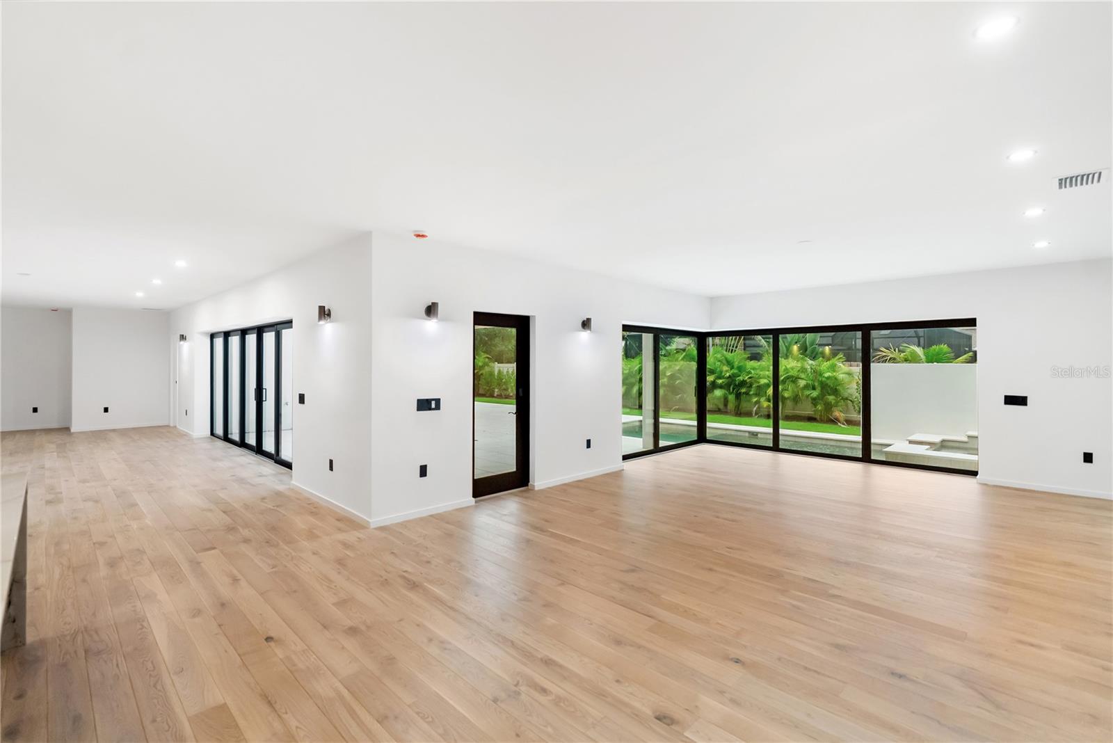 MIDWOOD MANOR - Residential