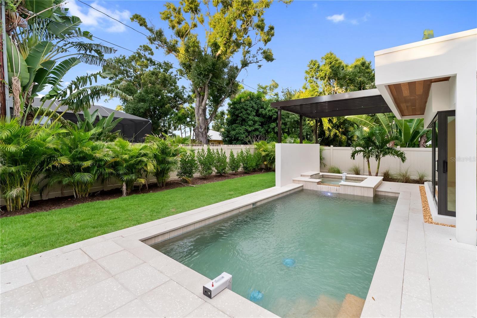 MIDWOOD MANOR - Residential