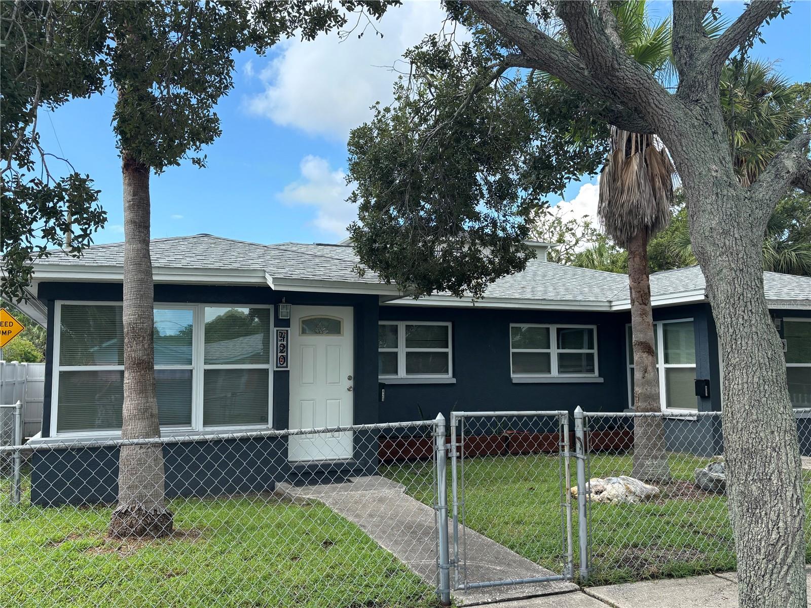 Prime Location – 1BR/1BA Duplex Near Downtown St. Pete & USF!
Enjoy the charm of this cute 1-bedroom, 1-bathroom duplex located in a quiet South St. Petersburg neighborhood—just one mile from downtown and USF St. Petersburg.
This bright and welcoming home features terrazzo flooring throughout for easy maintenance, a kitchen with ample counter and cabinet space, and a convenient back door that opens to the shared fenced yard—perfect for enjoying peaceful outdoor moments.
Live close to everything St. Pete has to offer while enjoying the comfort of a calm, residential setting.
Don’t wait—call today to schedule your private tour!