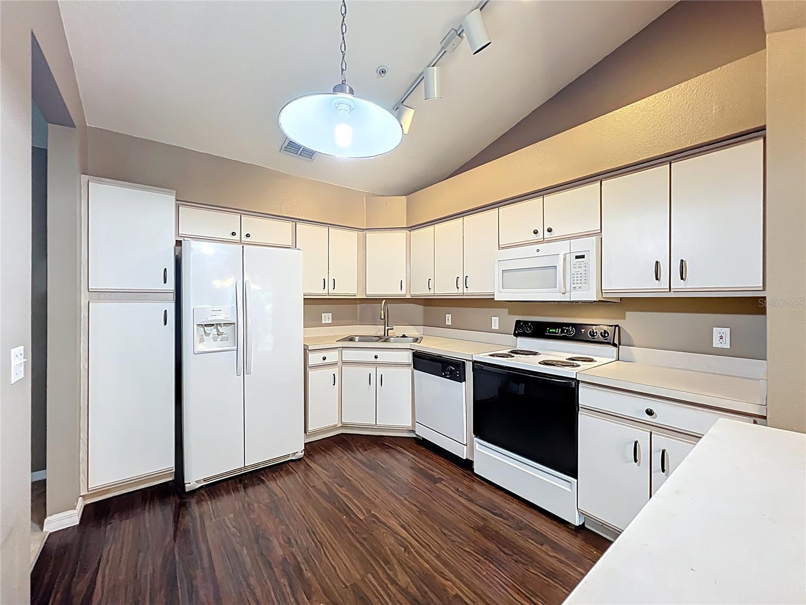 COACH HOMES AT ERROL PH 01 - Residential