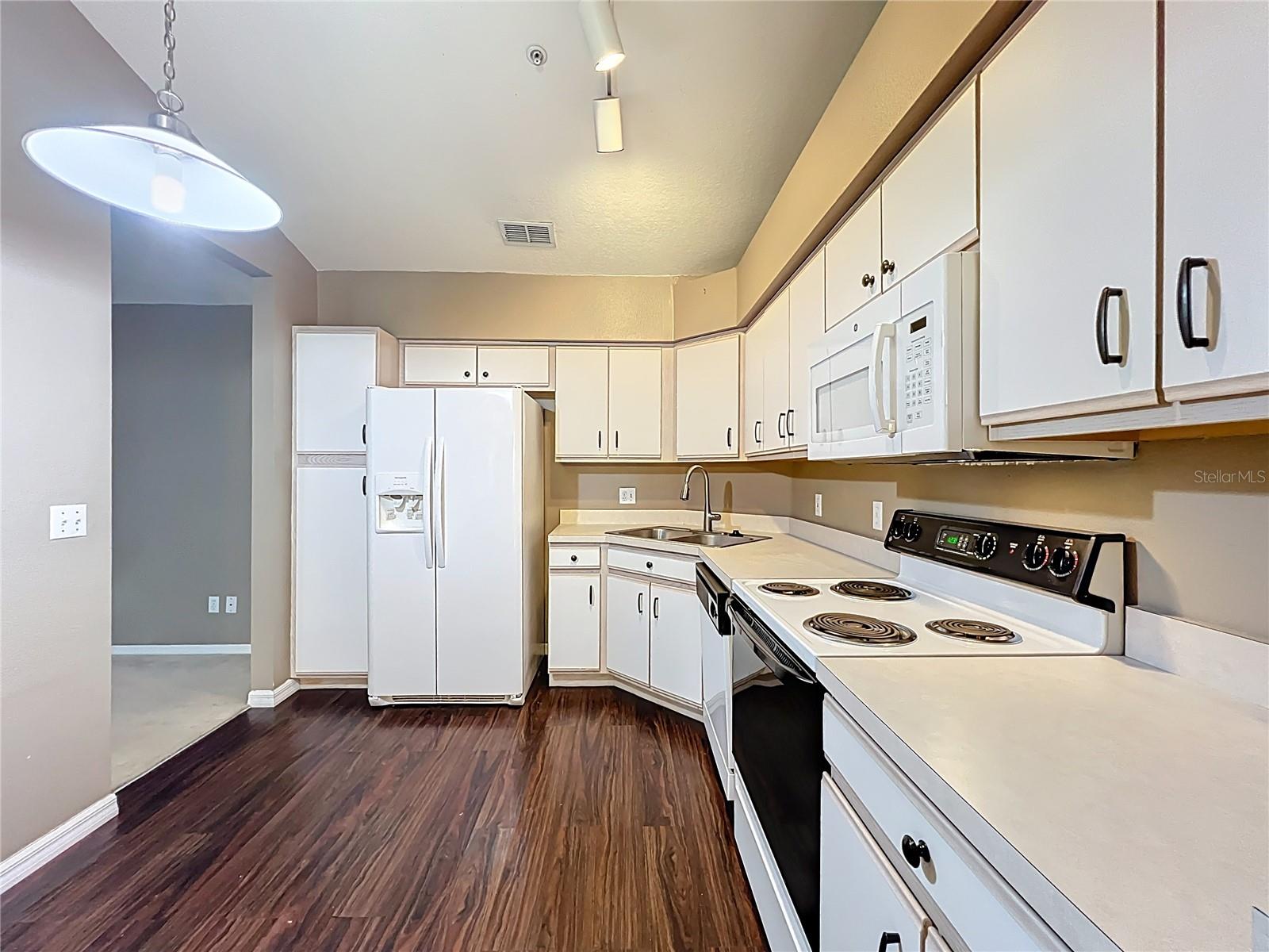 COACH HOMES AT ERROL PH 01 - Residential