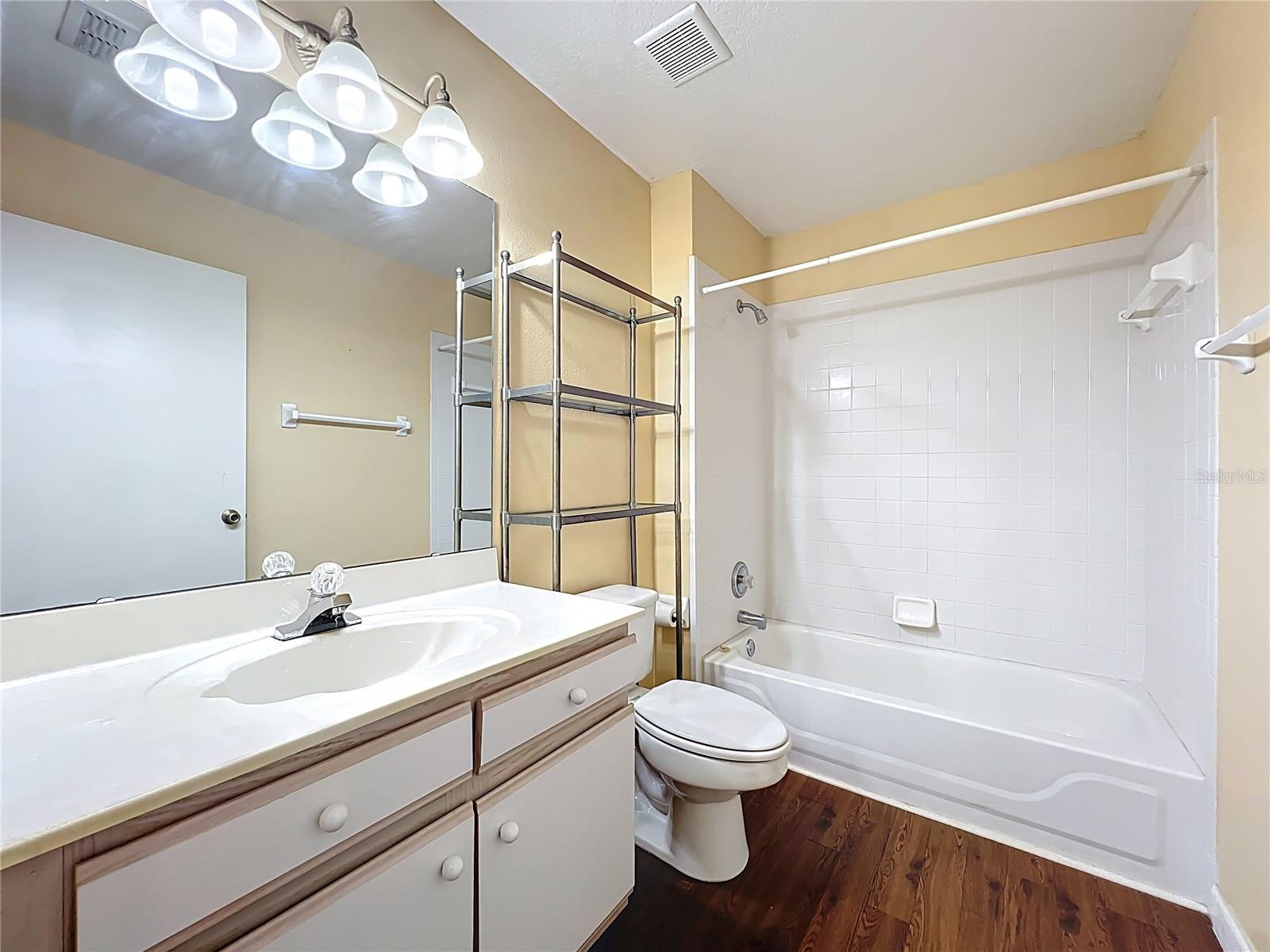 COACH HOMES AT ERROL PH 01 - Residential