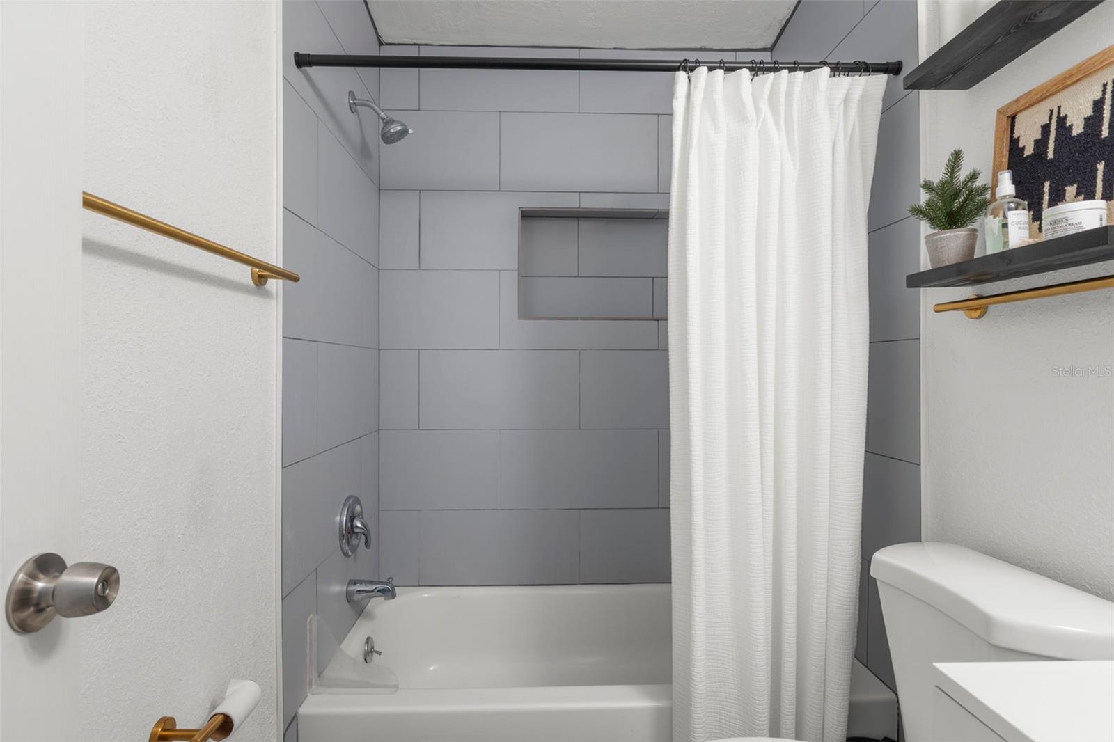 ESTELLE MANOR - Residential