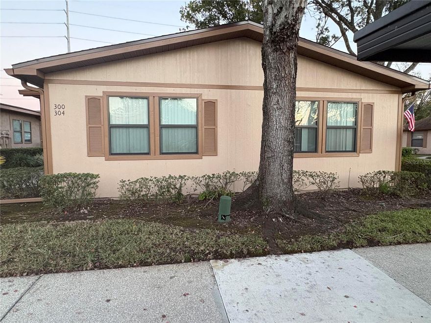 CONVENIENT 1 STORY CORNER 2/2 TOWNHOME NEARBY THE MALL.